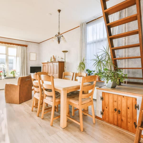 General view of the dining area made of wooden furniture